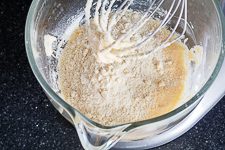 Einarbeiten gemahlener Mandeln in Teig f&uuml;r Erdbeerkuchen mit Mascarpone-Creme