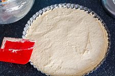 Einf&uuml;llen des Teigs in gefettete Obstboden-Backform
