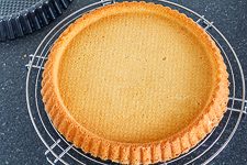 Abgek&uuml;hlter und aus der Form gel&ouml;ster Mandelboden f&uuml;r Erdbeerkuchen mit Mascarpone-Creme
