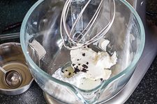 Verr&uuml;hren von Mascarpone, Puderzucker, Vanillemark und Zitronensaft