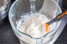 Steif geschlagene Sahne f&uuml;r Mascarpone-Creme