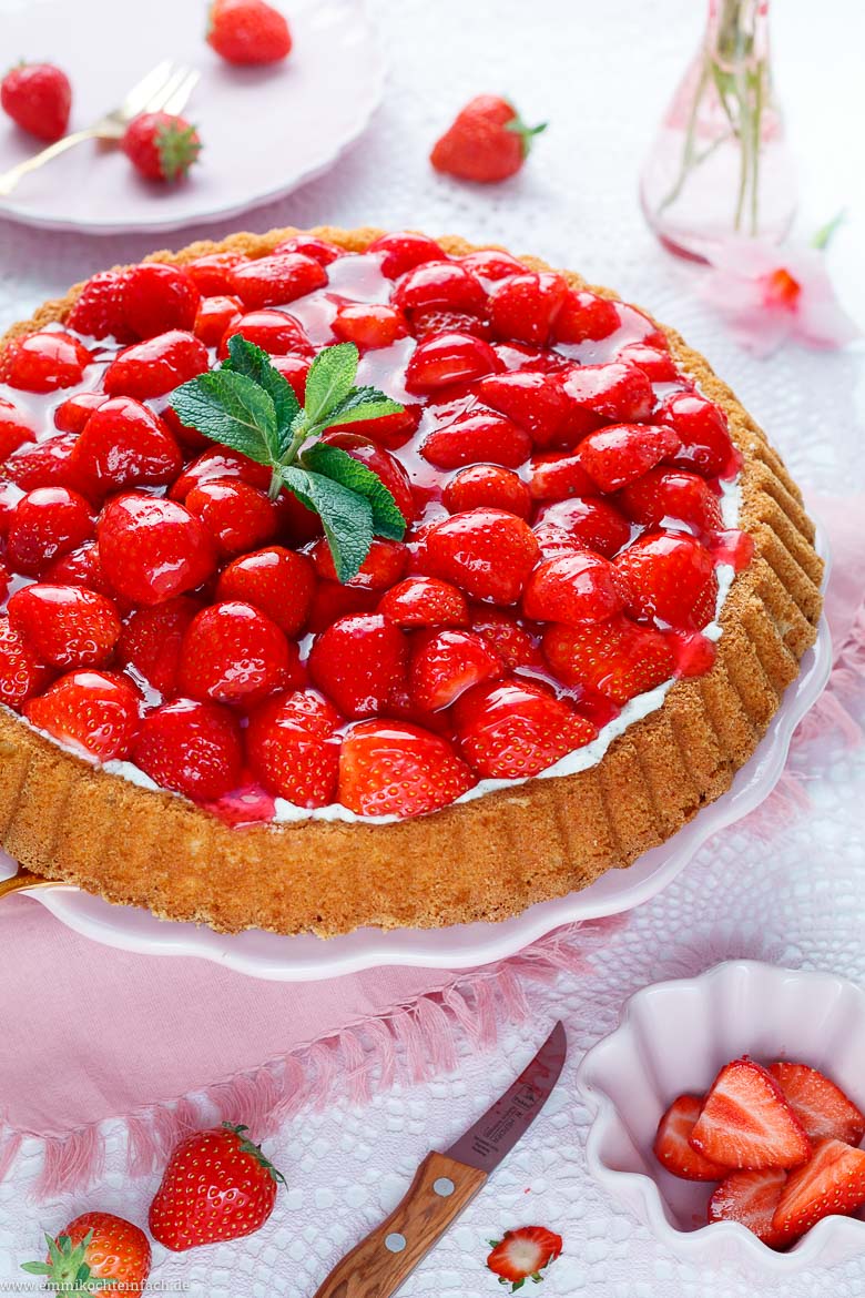 Erdbeerkuchen mit Mascarpone-Creme mit einem Minzest&auml;ngel garniert