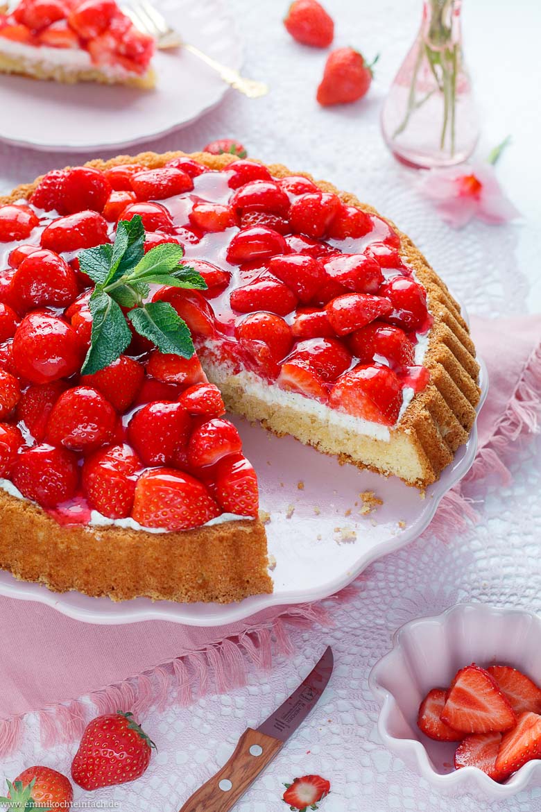Erdbeerkuchen mit Mascarpone-Creme: ein St&uuml;ck wurde aus dem Kuchen herausgeschnitten