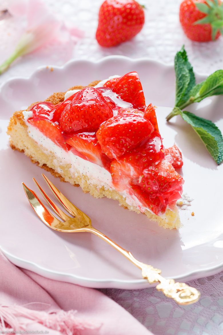 Ein St&uuml;ck Erdbeerkuchen mit Mascarpone-Creme auf Kuchenteller