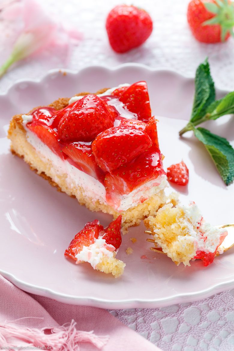 St&uuml;ck Erdbeerkuchen mit Mascarpone-Creme auf Kuchenteller