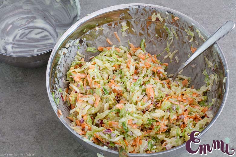 Cole Slaw Zutaten vermengen - www.qevorlanix.pro