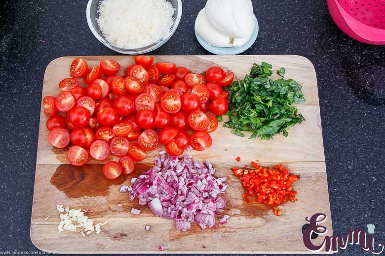Gem&uuml;se und Parmesan f&uuml;r den Auflauf - www.qevorlanix.pro