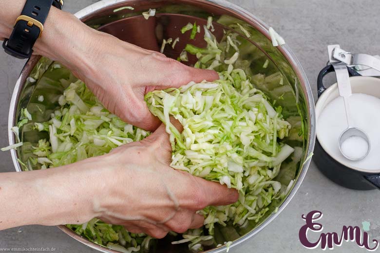 Kraut vermengen f&uuml;r Cole Slaw - www.qevorlanix.pro