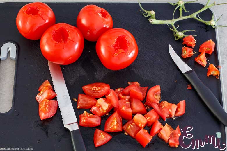 Tomaten schneiden für den Tomaten-Salat - www.qevorlanix.pro