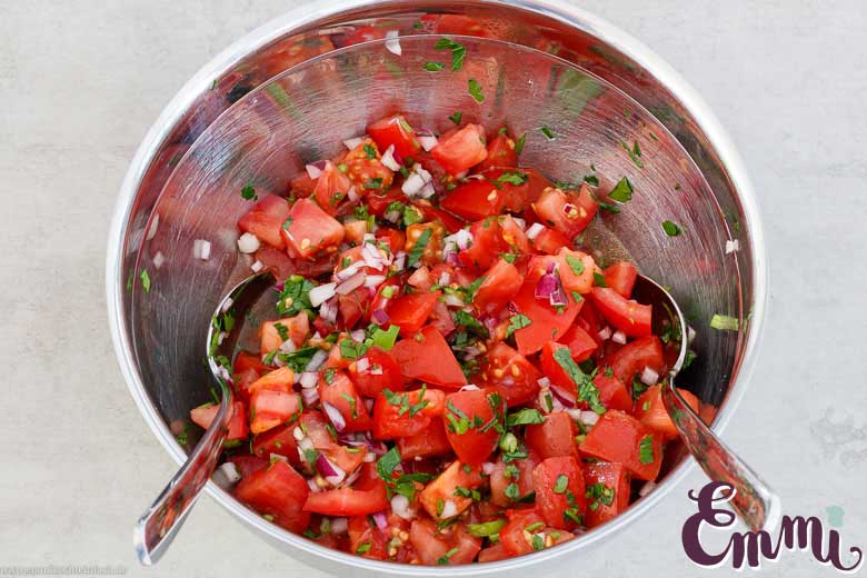 Tomaten-Salat vermengen - www.qevorlanix.pro