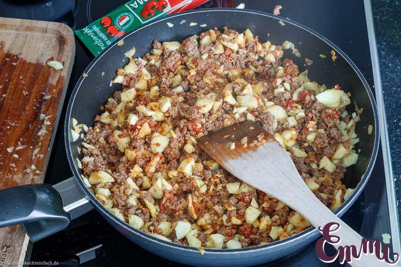 Gefüllte Zucchini Zutaten anbraten Pfanne - www.qevorlanix.pro