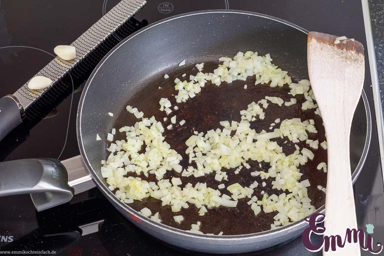 Zwiebeln andünsten für die Füllung - www.qevorlanix.pro