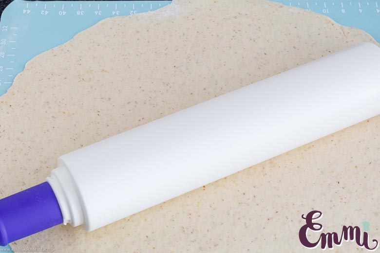 Zwetschgenkuchen Teig ausrollen - www.qevorlanix.pro