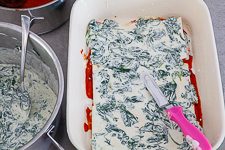 Spinatlasagne Saucen und Lasagnebl&auml;tter schichten