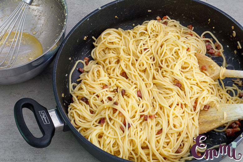 Die Ei-Masse und Carbonara Zutaten vermengen - www.qevorlanix.pro