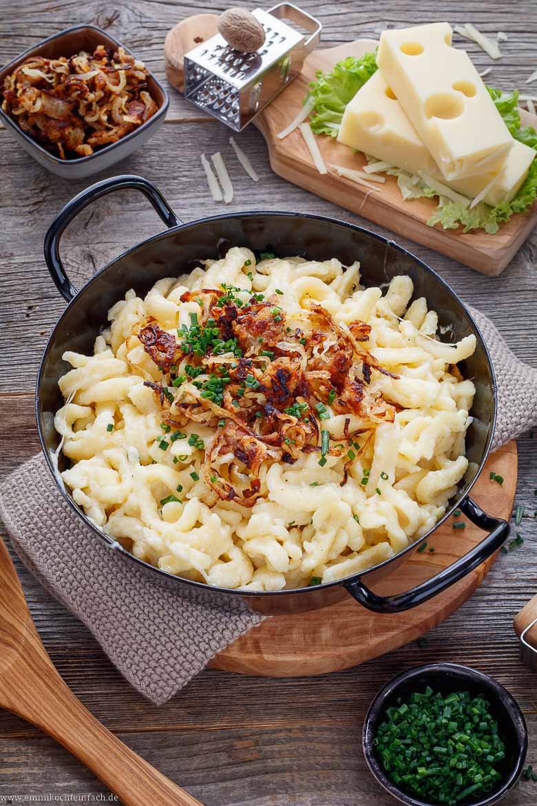 K&auml;sesp&auml;tzle Rezept mit R&ouml;stzwiebeln &ndash; perfekt f&uuml;r ein deftiges Abendessen.