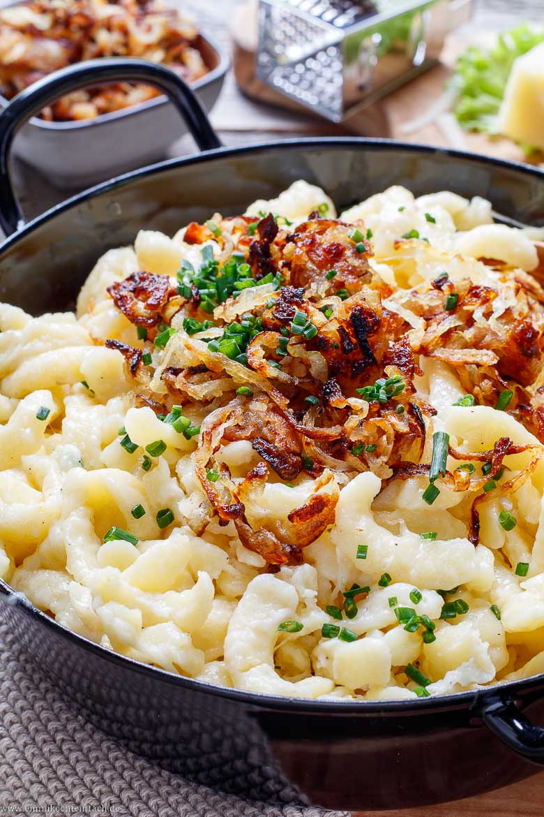 K&auml;sesp&auml;tzle garniert mit R&ouml;stzwiebeln und Schnittlauch &ndash; lecker und einfach