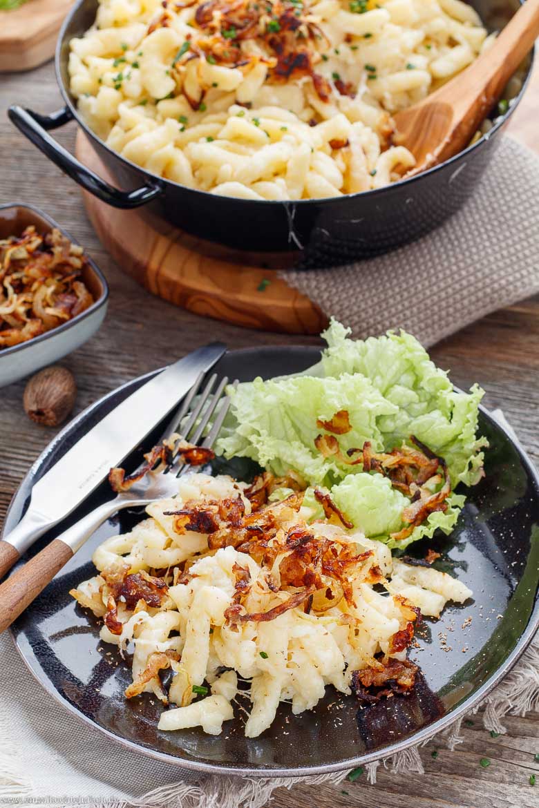 K&auml;sesp&auml;tzle serviert mit einem frischen Blattsalat