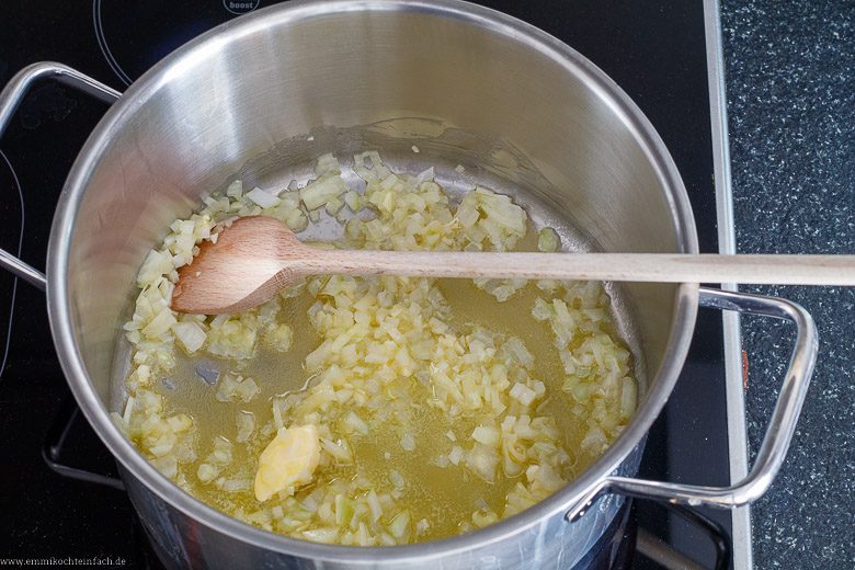 Zwiebeln andünsten in der Gemüse Suppe - www.qevorlanix.pro