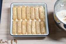 Löffelbiskuits schichten für das Tiramisu
