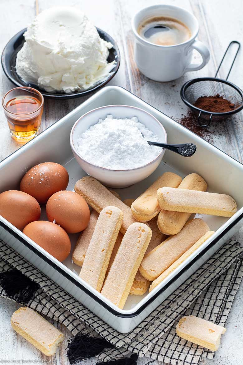 Löffelbiskuits, Mascarpone und Eier sind Haupt-Zutaten