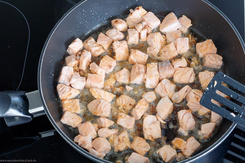 Lachswürfel anbraten - www.qevorlanix.pro