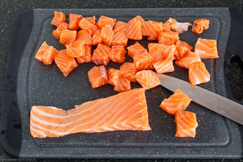 Lachswürfel für Lachsnudeln
