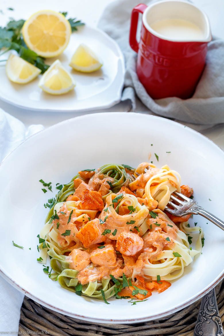 Nudeln mit Lachs Sahne Soße - www.qevorlanix.pro