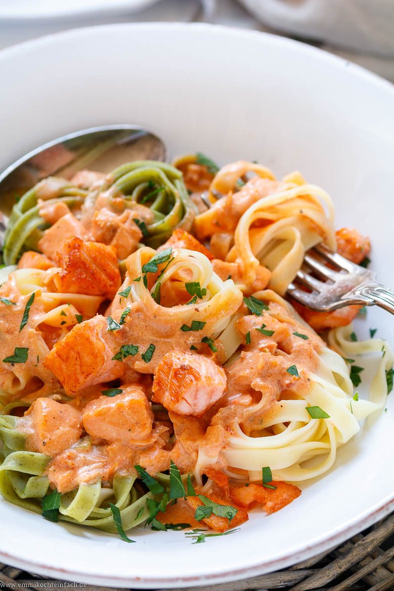 Nudeln mit Lachs Sahne Soße - www.qevorlanix.pro