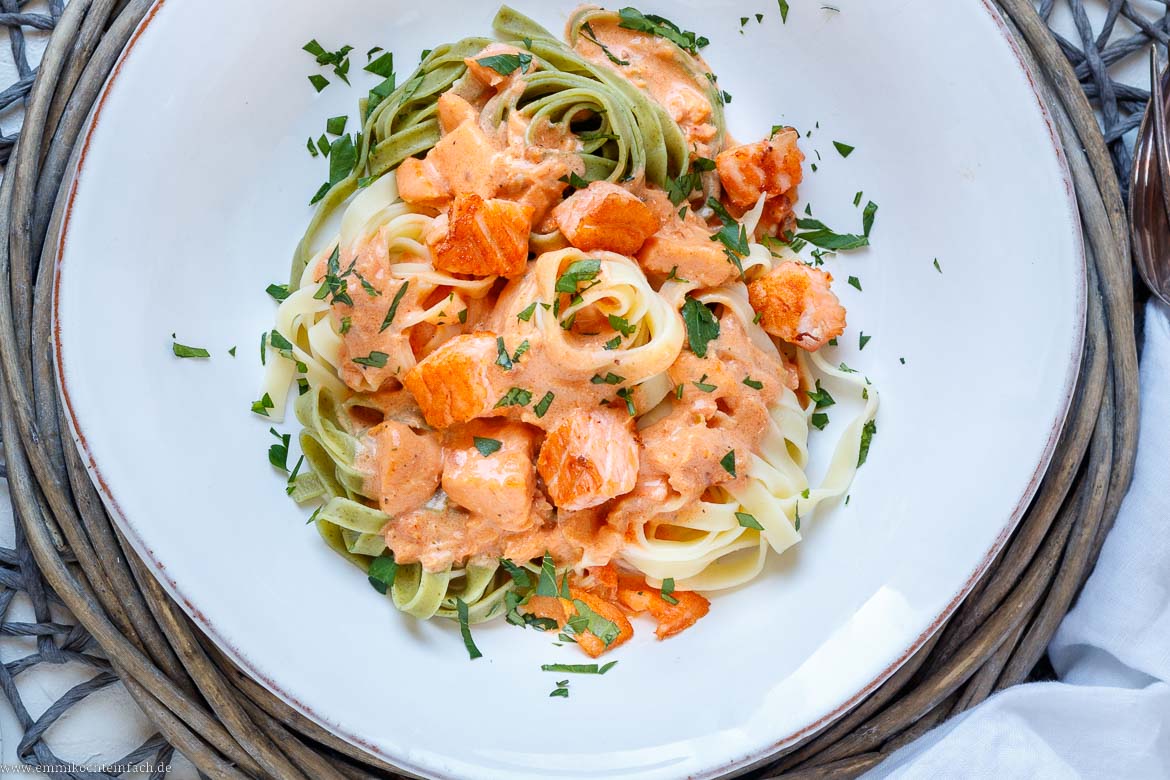 Nudeln mit Lachs Sahne Soße - www.qevorlanix.pro