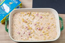 Nudelauflauf mit Schinken und Käse - die Nudeln kommen ungekocht in den Auflauf