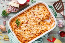 Einfacher Nudelauflauf mit Schinken und Käse