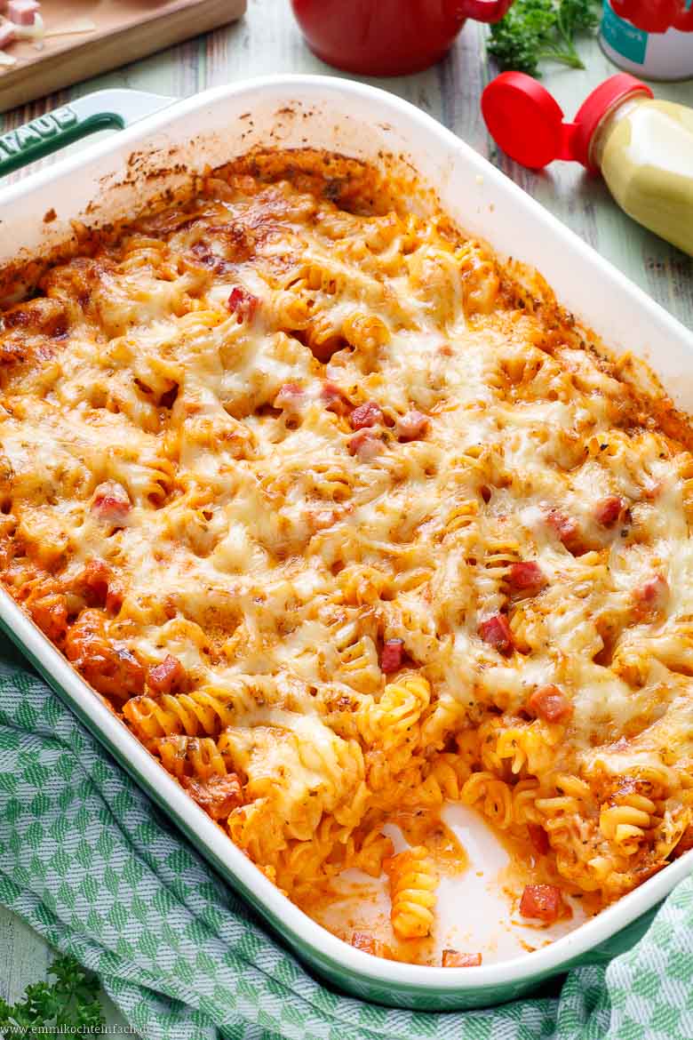Cremiger Nudelauflauf in der Auflaufform. Schnell und einfach mit Schinken und Käse.