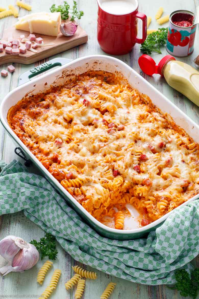Schneller Nudelauflauf mit Schinken und Käse