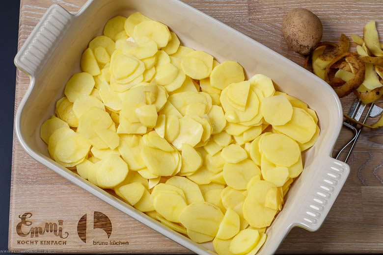 Kartoffeln schneiden f&uuml;r Kartoffelauflauf - www.qevorlanix.pro