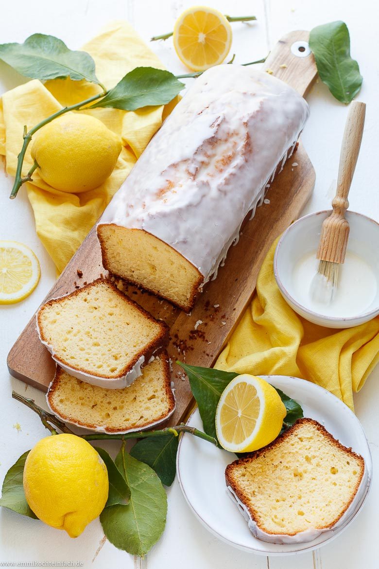 Zitronenkuchen mit Zuckerguss-Glasur in Kastenform
