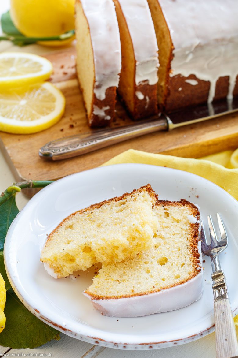 Saftiger Zitronenkuchen frisch serviert