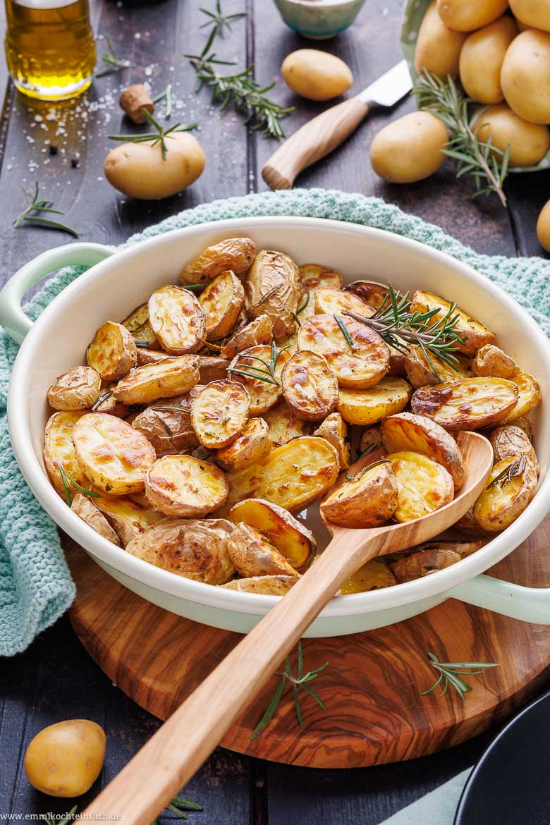 Rosmarinkartoffeln vom Blech aus dem Ofen