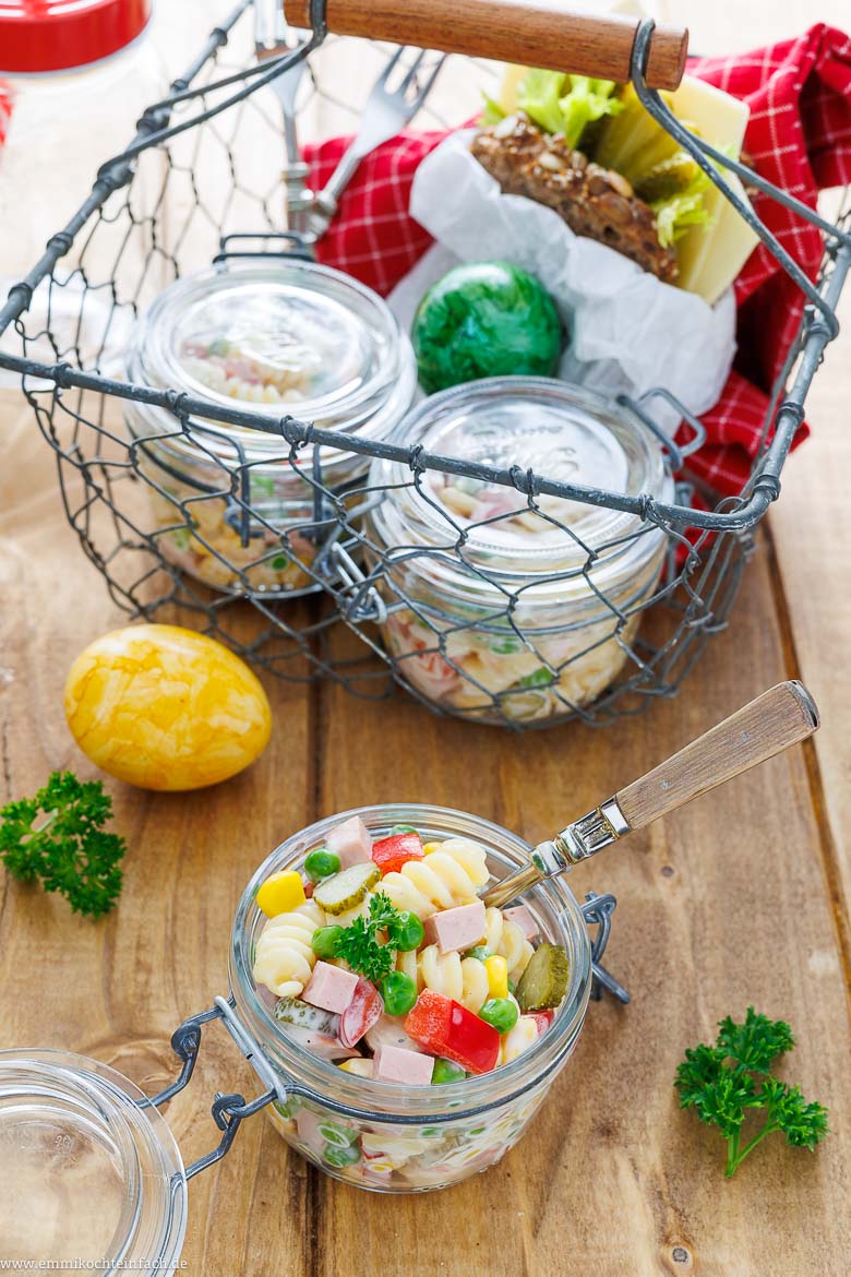 Nudelsalat mit Mayonnaise, Fleischwurst und Gem&uuml;se