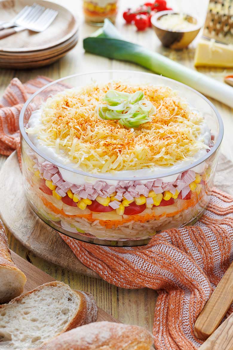 Klassischer Schichtsalat in einer Glasschüssel