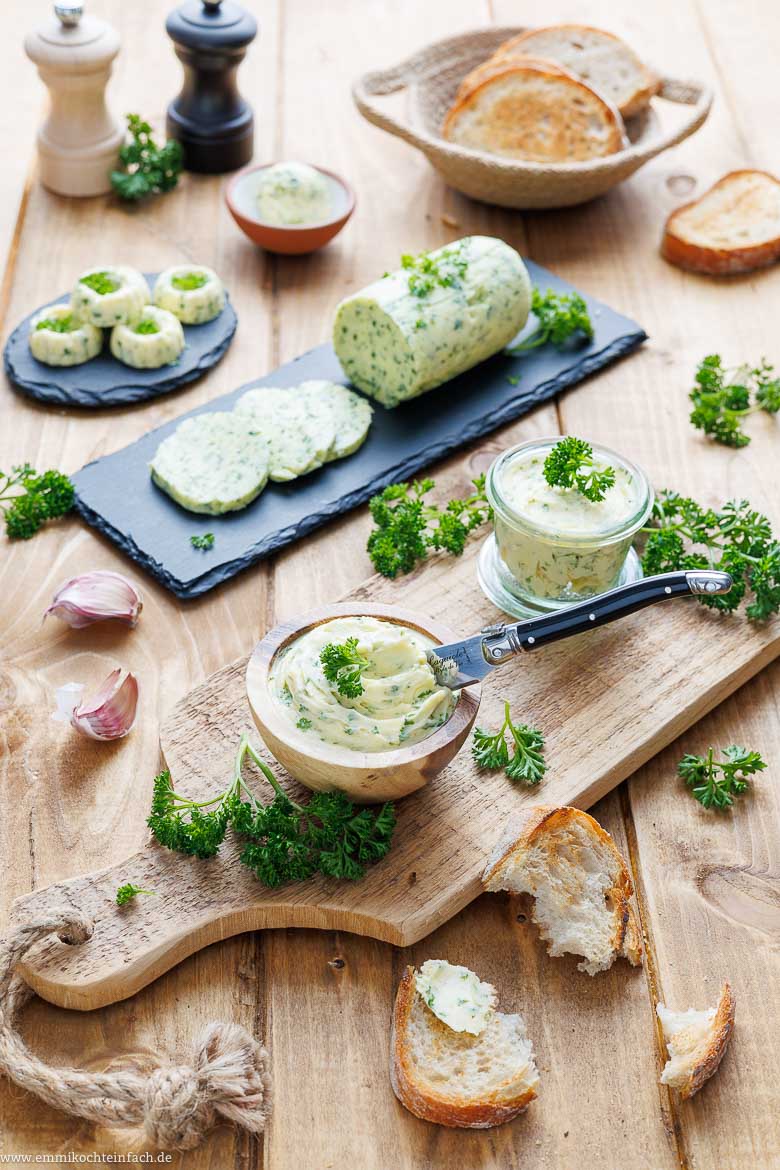 Cremige Butter mit frischen Kräutern und pikantem Knoblauch