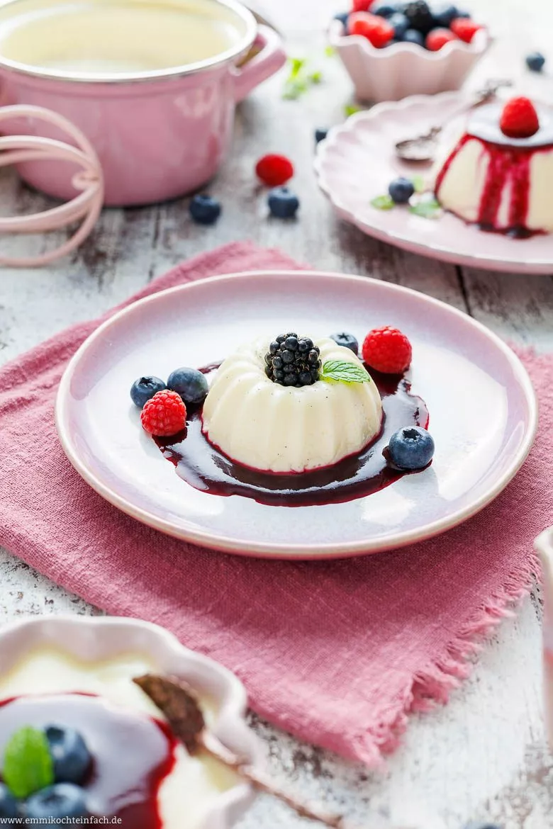 Zartschmelzendes Dessert mit Sahne, Beeren und frischer Vanille
