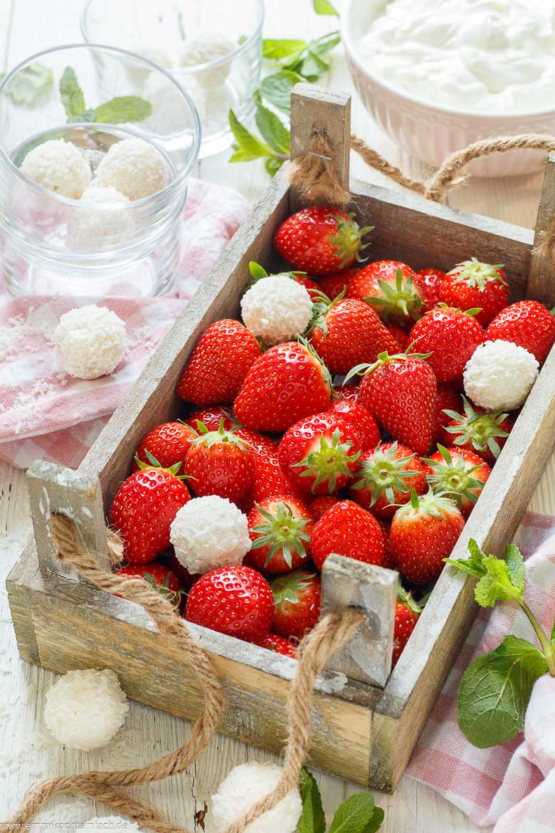 Zutaten f&uuml;r das Dessert mit Raffaello und frischen Erdbeeren