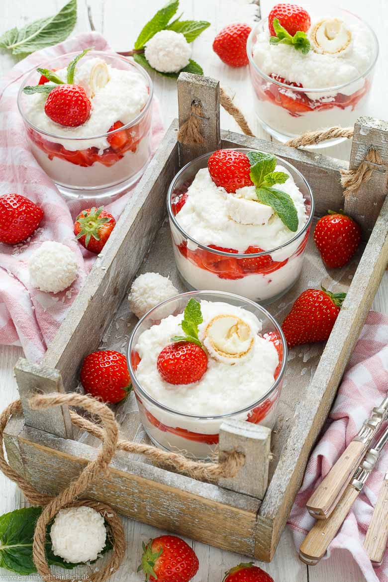 Raffaello-Dessert mit Kokos-Creme und Erdbeeren