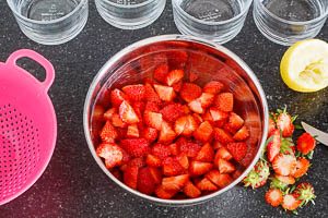 Erdbeeren waschen und in St&uuml;cke schneiden