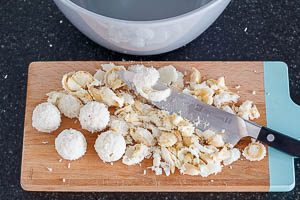 Kokos-Krokant in St&uuml;cke hacken