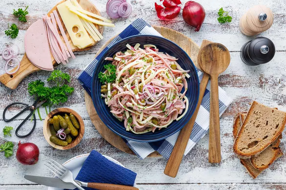 Wurst Salat mit Käse