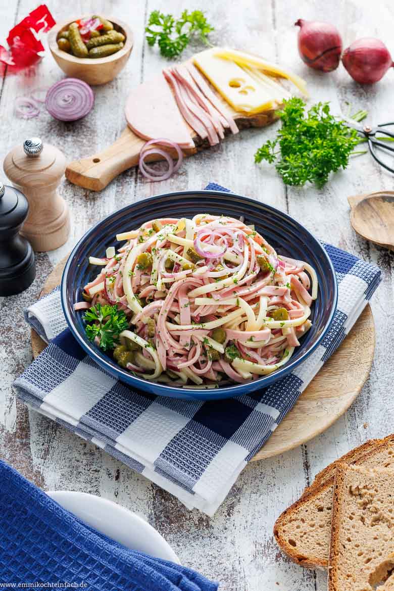 Schweizer Wurstsalat mit Käse