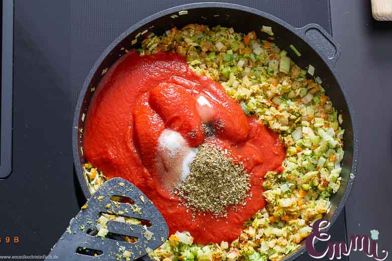Die Soße der Gemüse Lasagne kochen