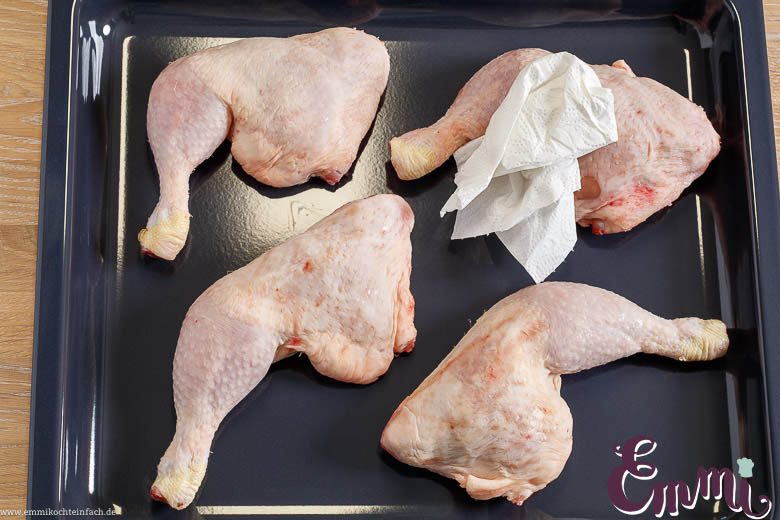 Die Schenkel vom H&auml;hnchen auf dem Backblech